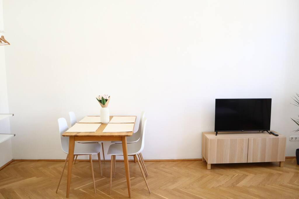 Bloom - Cozy Apartment, 5 Stops To City Center Wien Eksteriør billede